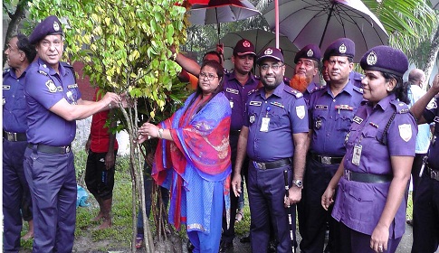 সাতক্ষীরা জেলা পুলিশের উদ্যোগে বৃক্ষরোপন কর্মসূচির উদ্বোধন