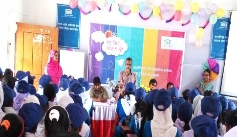 নাটোরে রুম টু রিডের সহায়তায় স্বপ্ন বুনলো ১২ শতাধিক মেয়ে শিক্ষার্থী