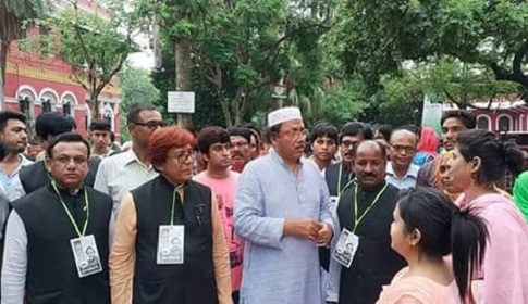 পথে পথে নৌকায় ভোট চাইলেন বড়াইগ্রাম উপজেলা চেয়ারম্যান