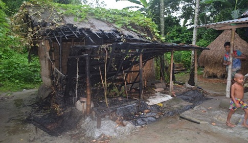 হালুয়াঘাটে প্রতিপক্ষকে ফাঁসাতে নিজের ঘরে আগুন