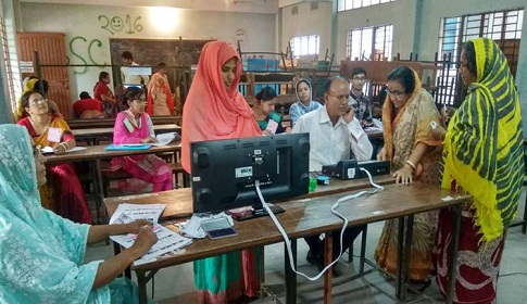 ইভিএমে ভোট দিয়ে উচ্ছ্বসিত রাসিকের ভোটাররা