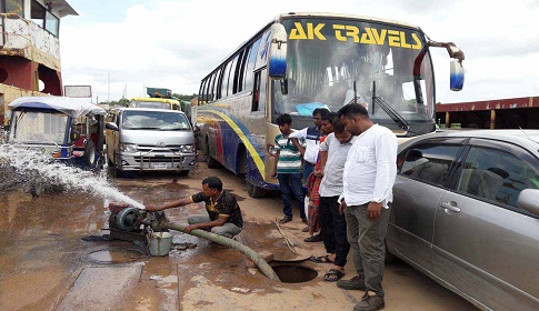 কালনা ঘাটে ফেরি চলে পানি সেচে, জরাজীর্ণ ফেরিতে পারাপার