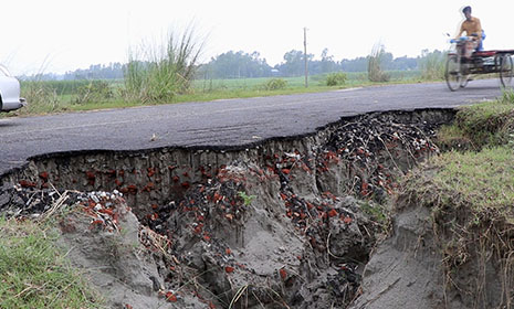 পাবনার বাধেঁরহাট থেকে খয়েরচর সড়কে ভয়াবহ ধ্বস