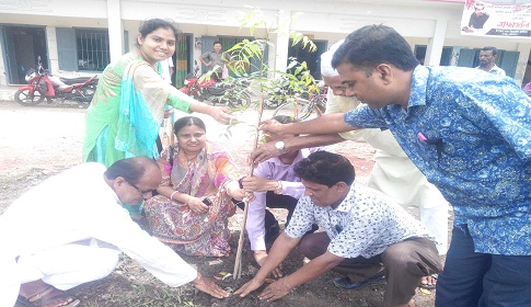 কেন্দুয়া উপজেলা পরিষদ প্রাঙ্গণে গাছের চারা রোপন