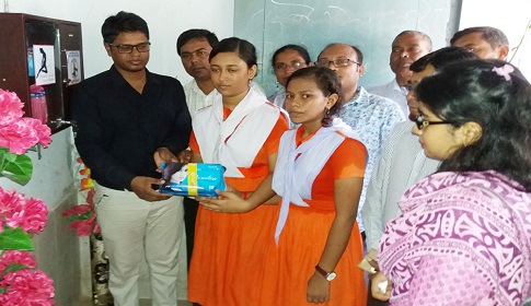 চাটমোহরে বালিকা বিদ্যালয়ে চালু হলো ‘ইমার্জেন্সি প্যাড কর্ণার’