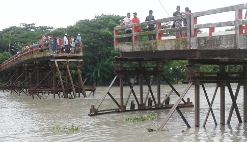 গলাচিপার আয়রন ফুট ব্রিজ বিধ্বস্ত হয়ে ট্রলি নিমজ্জিত