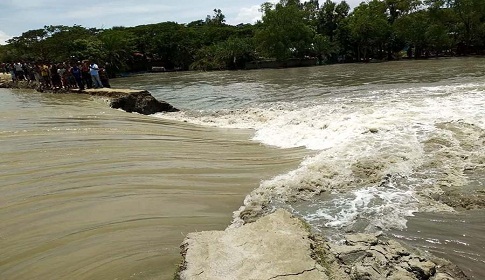 খোলপেটুয়া নদীর বেঁড়িবাধ ভেঙে তিন গ্রাম প্লাবিত