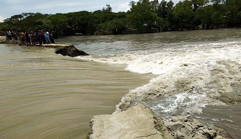 খোলপেটুয়া নদীর বেঁড়িবাধ ভেঙে তিন গ্রাম প্লাবিত