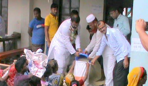 ইদুল আজহা উপলক্ষে ধামরাইয়ে হতদরিদ্র পরিবারের মাঝে চাল বিতরণ