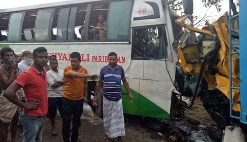 হেলপারকে গাড়ি চালাতে দিয়ে চালক ঘুমে, নিহত ১