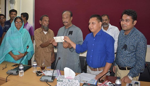 গোবিন্দগঞ্জে দুঃস্থ অসহায় পরিবারের মাঝে অর্থ সহায়তার চেক বিতরণ