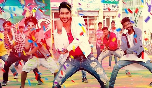 প্রথম গানেই বেপরোয়া রোশান