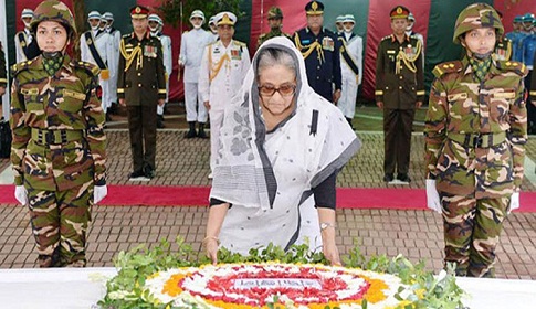 টুঙ্গিপাড়ায় প্রধানমন্ত্রীর শ্রদ্ধা
