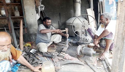 রাণীনগরে শেষ সময়ে ব্যস্ততা বেড়েছে কামারদের