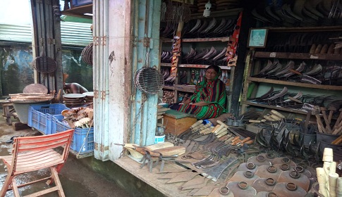গলাচিপায় ব্যস্ত সময় পার করছনে কামারীরা