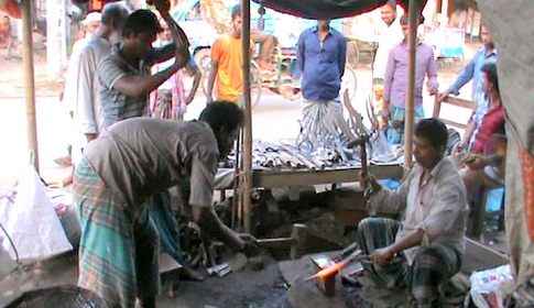 ধামরাইয়ের কামার শিল্পীরা এখন মহা ব্যস্ত