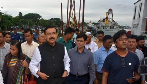 লঞ্চের অতিরিক্ত যাত্রী নামিয়ে দিলেন নৌমন্ত্রী