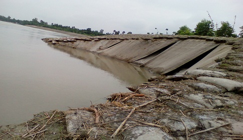 রাজারহাটে পাউবোর প্রকল্পে তিস্তা বেড়ি বাধে ধস, তীরবর্তীরা আতংকিত