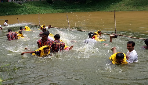 চাটমোহরে চার দিনব্যাপী বিনামুল্যে সাঁতার প্রশিক্ষণ শুরু