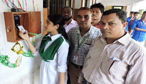 মাগুরায় বিদ্যালয়ে ডিজিটাল হাজিরা উদ্বোধন ও গরীব শিক্ষার্থীদের বৃত্তি প্রদান