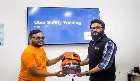 চালক-যাত্রীদের নিরাপত্তা নিশ্চিতে হেলমেট ও সেফটি জ্যাকেট দিচ্ছে উবার