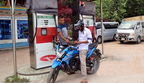 ঢাকাতেও মিলবে না হেলমেট ছাড়া তেল