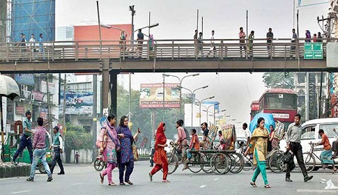 সড়কে নৈরাজ্য ঠেকাতে আরও কঠোর হচ্ছে পুলিশ