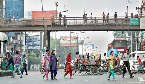 সড়কে নৈরাজ্য ঠেকাতে আরও কঠোর হচ্ছে পুলিশ