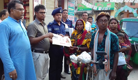 চাটমোহরে সড়ক নিরাপত্তা সচেতনতায় লিফলেট বিতরণ