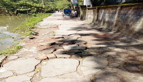 গলাচিপা সদর হাসপাতালের প্রধান সড়কটি সরু ও খানাখন্দে ভরা