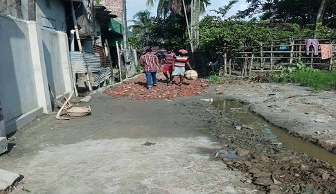 মদনে কিন্ডার গার্টেনের উদ্যোগে পৌরসভার সড়ক সংস্কার