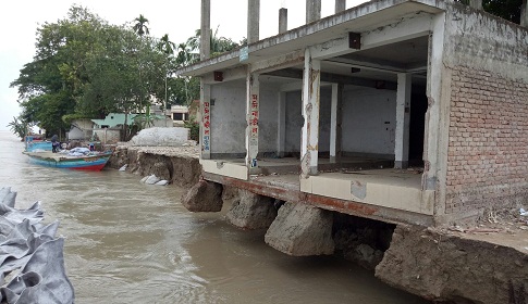 পদ্মার ভাঙনে দিশেহারা নড়িয়াবাসী, দুর্গত এলাকা ঘোষণার দাবি