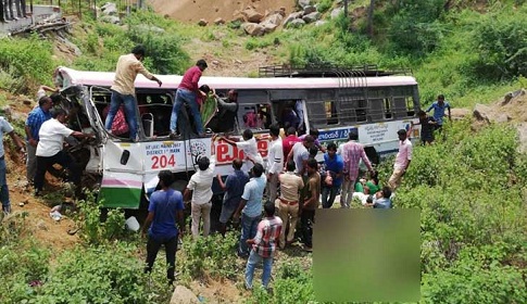 তেলেঙ্গানায় বাস খাদে পড়ে শিশুসহ নিহত ৪০