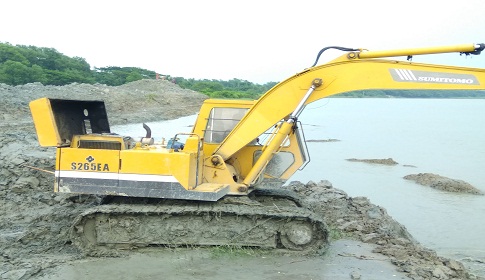 গলাচিপায় শিক্ষা প্রতিষ্ঠানের পাশে ইট ভাটা 