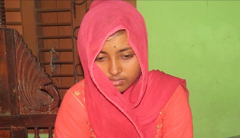 তাড়াশে বিয়ের দাবিতে কলেজ ছাত্রীর অনশন