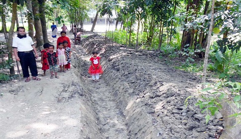বিদ্যালয়ের শিক্ষার্থীদের যাতায়াতের একমাত্র পথ নালা কেটে বন্ধর উপক্রম
