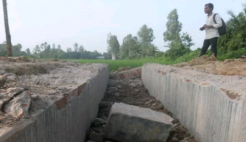 তাড়াশে নির্মাণ কাজ শেষ না হতেই ধসে পড়ল কালভাট