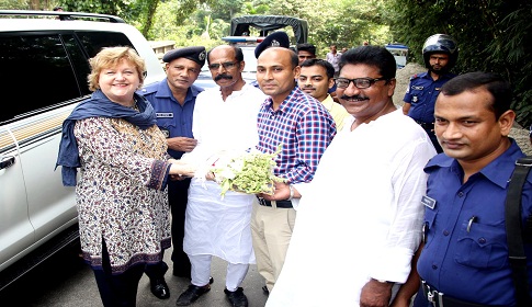 আগৈলঝাড়ায় উন্নয় প্রকল্প পরিদর্শণ করলেন অস্ট্রেলিয়া হাই কমিশনার জুলিয়া নিবলেট