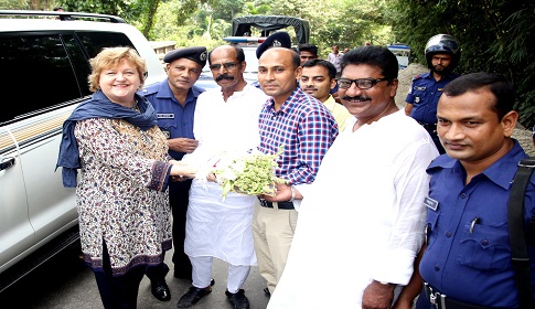 আগৈলঝাড়ায় উন্নয় প্রকল্প পরিদর্শণ করলেন অস্ট্রেলিয়া হাই কমিশনার জুলিয়া নিবলেট