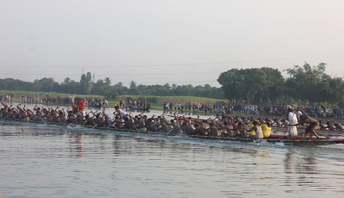 কুষ্টিয়ায় নৌকা বাইচ প্রতিযোগিতা অনুষ্ঠিত