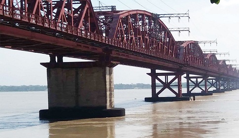 হার্ডিঞ্জ ব্রিজ পয়েন্টে পদ্মার পানি বিপদসীমা ছুঁই ছুঁই