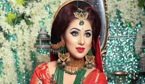 দেবীর সাজে নারায়ণগঞ্জ মাতালেন অপু বিশ্বাস