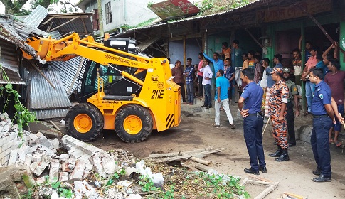 চাটমোহরে অর্ধশতাধিক অবৈধ স্থাপনা উচ্ছেদ