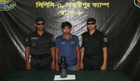 গোপালগঞ্জ থেকে মূল্যবান পাথরের মূর্তিসহ ব্যবসায়ী আটক