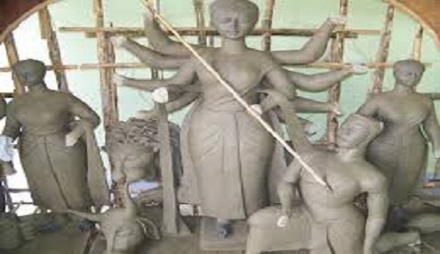 লোহাগড়ায় পুরোদমে চলছে প্রতিমা তৈরি ও মন্ডব নির্মাণের কাজ