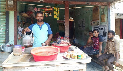 মহম্মদপুরে ছাত্রলীগের সভাপতির সংসার চলে চা বিক্রির টাকায়