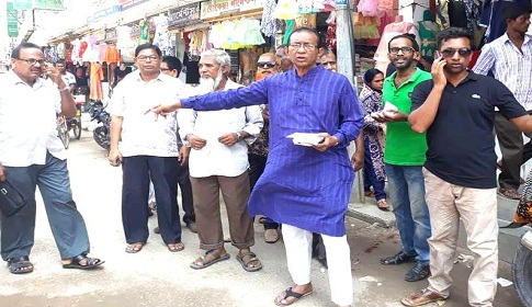 নওগাঁয় নৌকায় ভোট চেয়ে গণসংযোগ করছেন বীর মুক্তিযোদ্ধারা