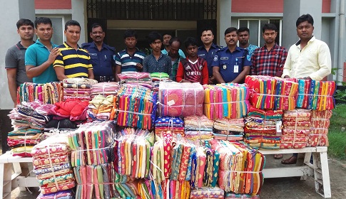 টাঙ্গাইলে বিপুল পরিমাণ ভারতীয় শাড়িসহ আটক ৪