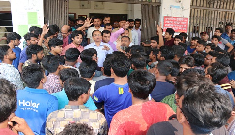 ৬ দফা দাবিতে পাবিপ্রবি শিক্ষার্থীদের বিক্ষোভ-ভাংচুর, বিশ্ববিদ্যালয় বন্ধ ঘোষণা