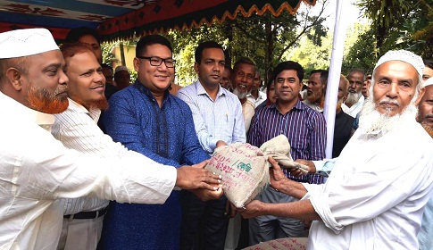 হালুয়াঘাটে প্রান্তিক কৃষকদের কৃষি প্রণোদনা বিতরণ